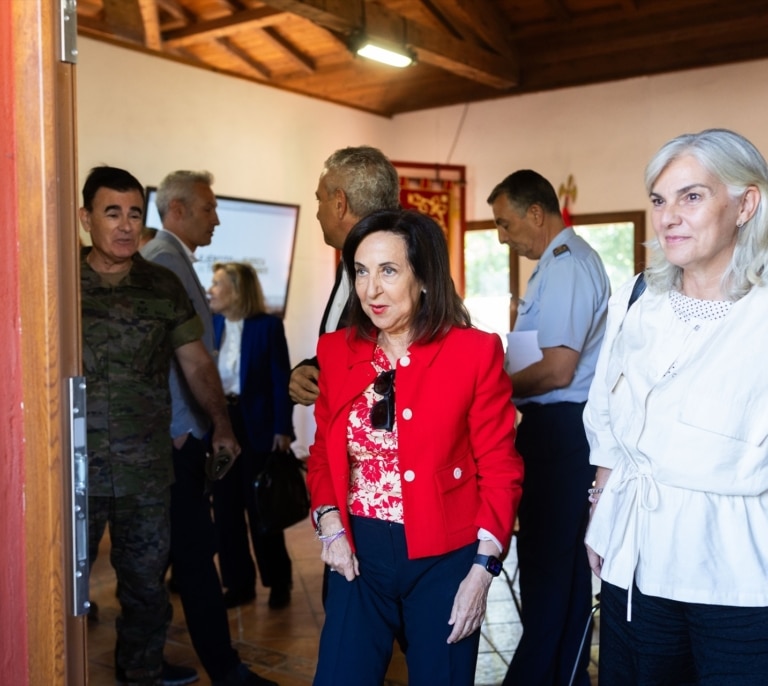 Robles alertó a Moncloa el 27 de julio, tres días antes de la avalancha sobre Ceuta, del riesgo de un asalto masivo