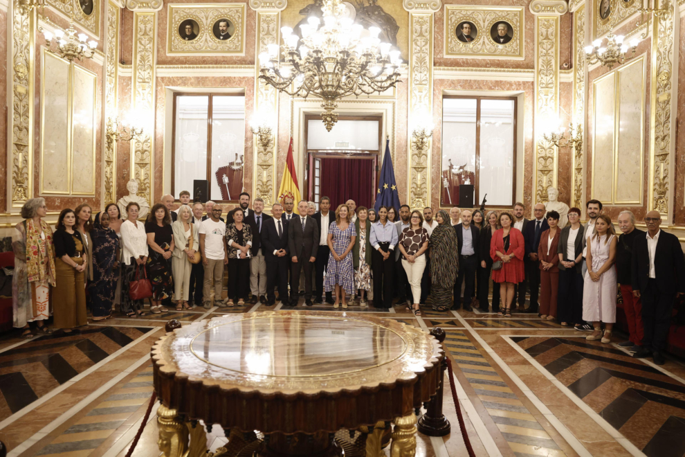 Representantes de entidades saharauis y del Frente Polisario en España junto a los representantes políticos y del Congreso antes el debate de la ley