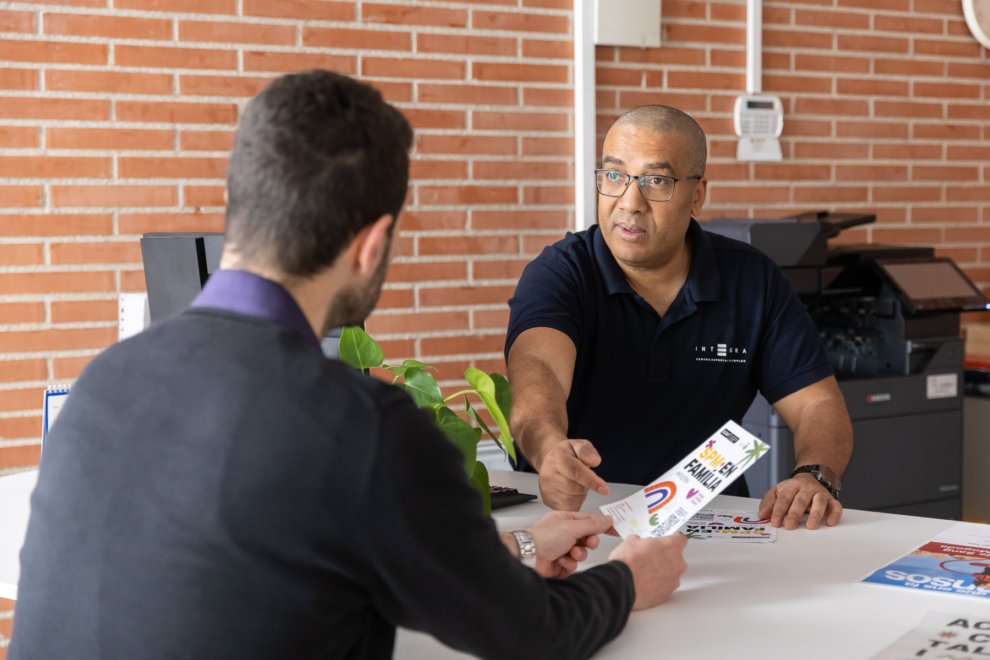 Trabajador de Integra CEE en un servicio auxiliar atendiendo a un ciudadano.