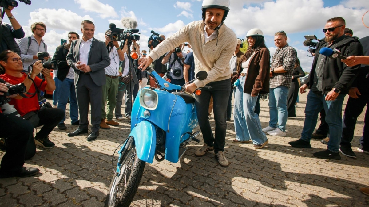 Ulrich Siegmund, líder de AfD en Sajonia-Anhalt, llega a votar en su moto Simson en Tangermünde.