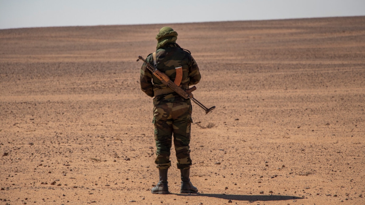 Un soldado del Polisario en Mahbes, en los territorios liberados del Sáhara Occidental