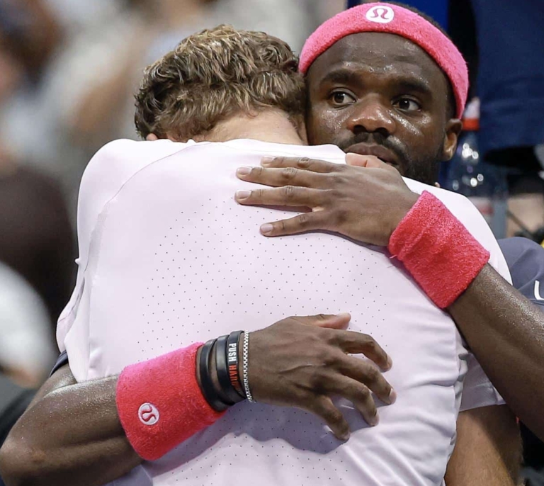 Tiafoe espera a Ben Shelton en semifinales tras la eliminación de Alcaraz con un abrazo para la historia en el US Open: "Nadie más hubiera logrado hacerme llorar"