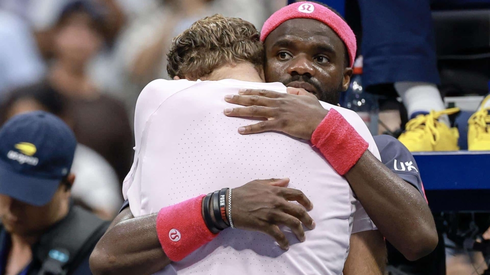 Tiafoe espera a Ben Shelton en semifinales tras la eliminación de Alcaraz con un abrazo para la historia en el US Open: "Nadie más hubiera logrado hacerme llorar"