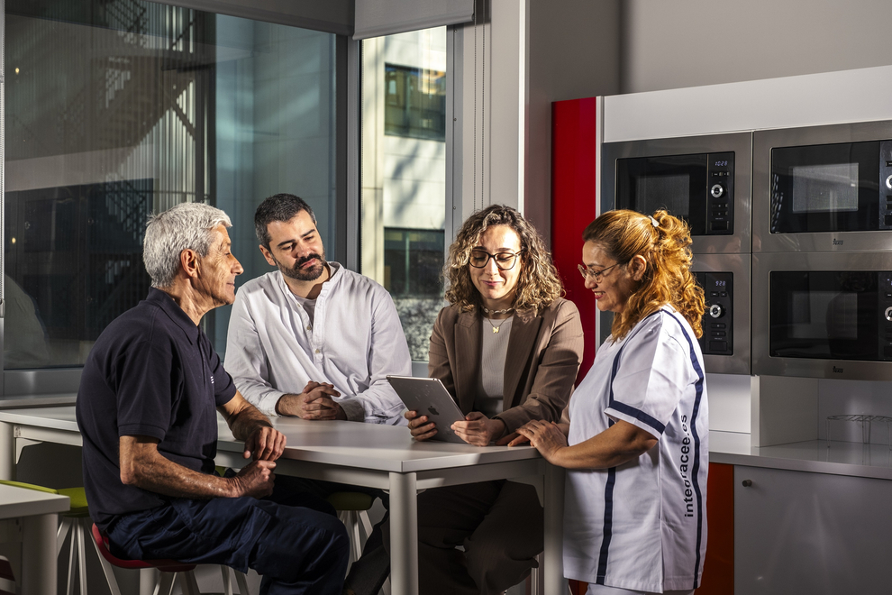 Técnicos de la Unidad de Apoyo a la Actividad Profesional (UAAP) con personas trabajadoras de Integra CEE