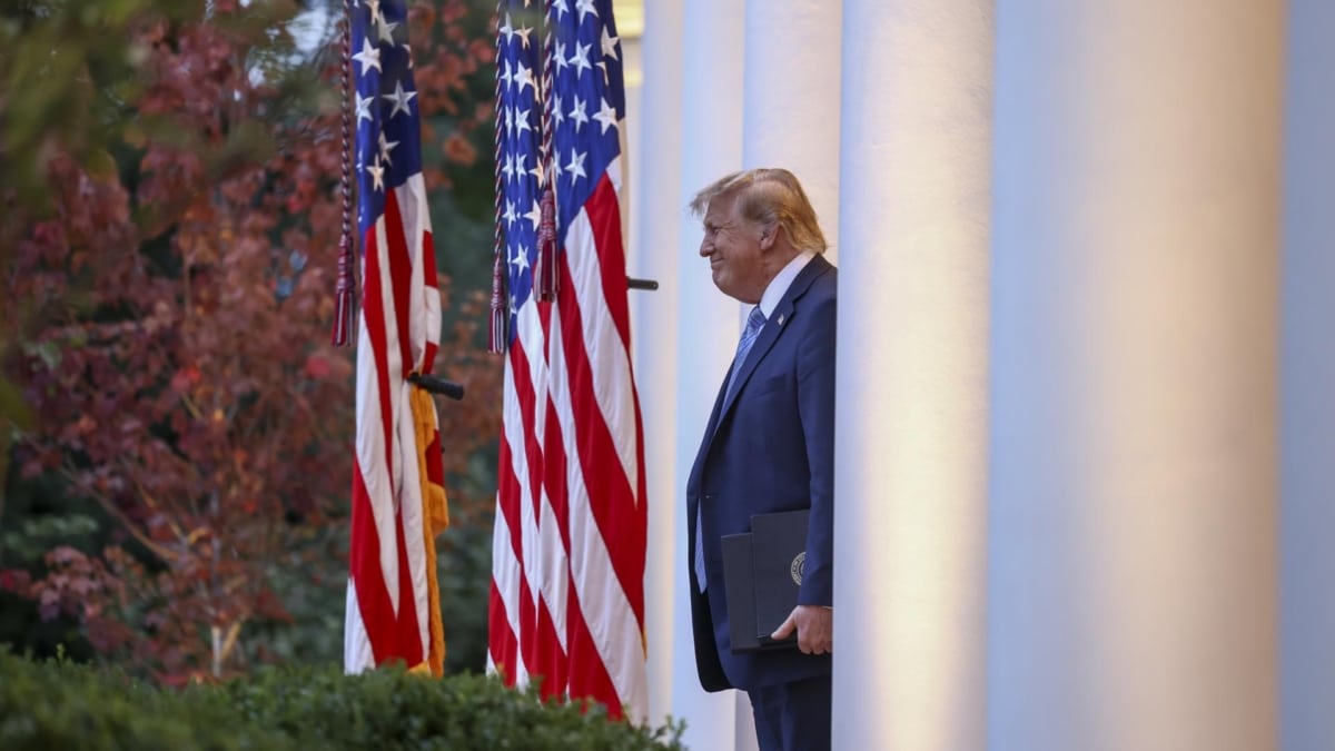 Donald Trump contempla el jardín de la Casa Blanca.