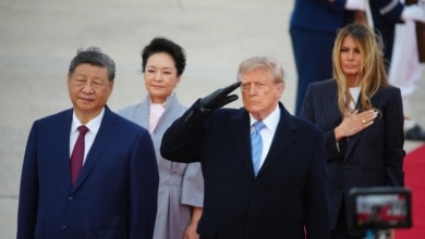 Trump recibe a pie de avión a Xi Jinping en un gesto de inusual cordialidad