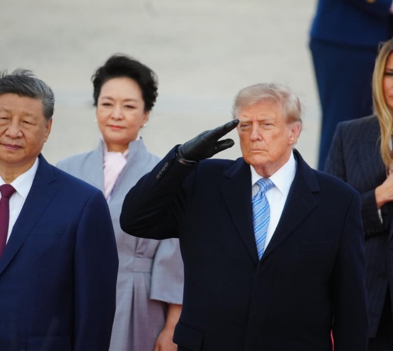 Trump recibe a pie de avión a Xi Jinping en un gesto de inusual cordialidad