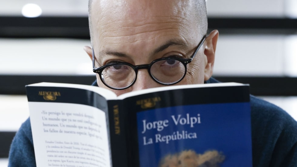 'La República' distópica de Jorge Volpi: “El orden internacional se cayó con cañonazos de tuits” 