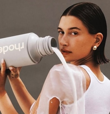 Hailey Bieber con uno de sus míticos lanzamientos