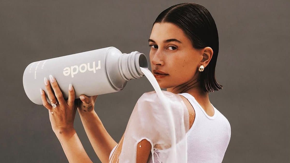 Hailey Bieber con uno de sus míticos lanzamientos