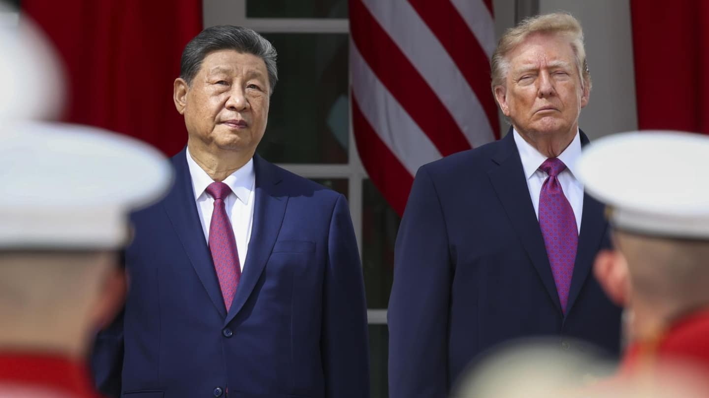 Xi Jinping y Donald Trump revisan las tropas en la Rosaleda de la Casa Blanca.