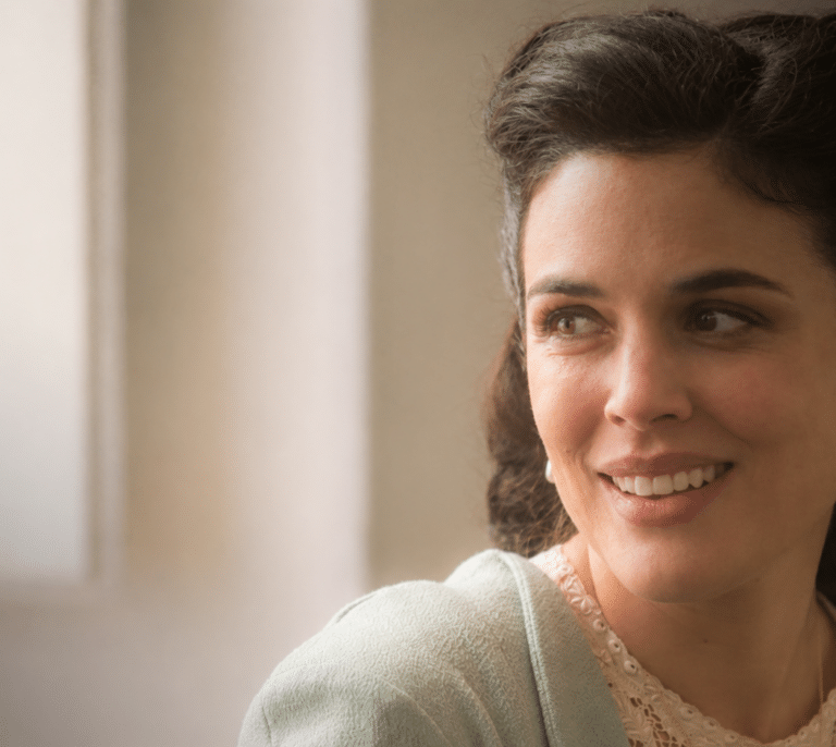 Ya hemos visto el primer capítulo de 'Sira', la secuela de 'El tiempo entre costuras' que emitirán "muy pronto" Antena 3 y Netflix