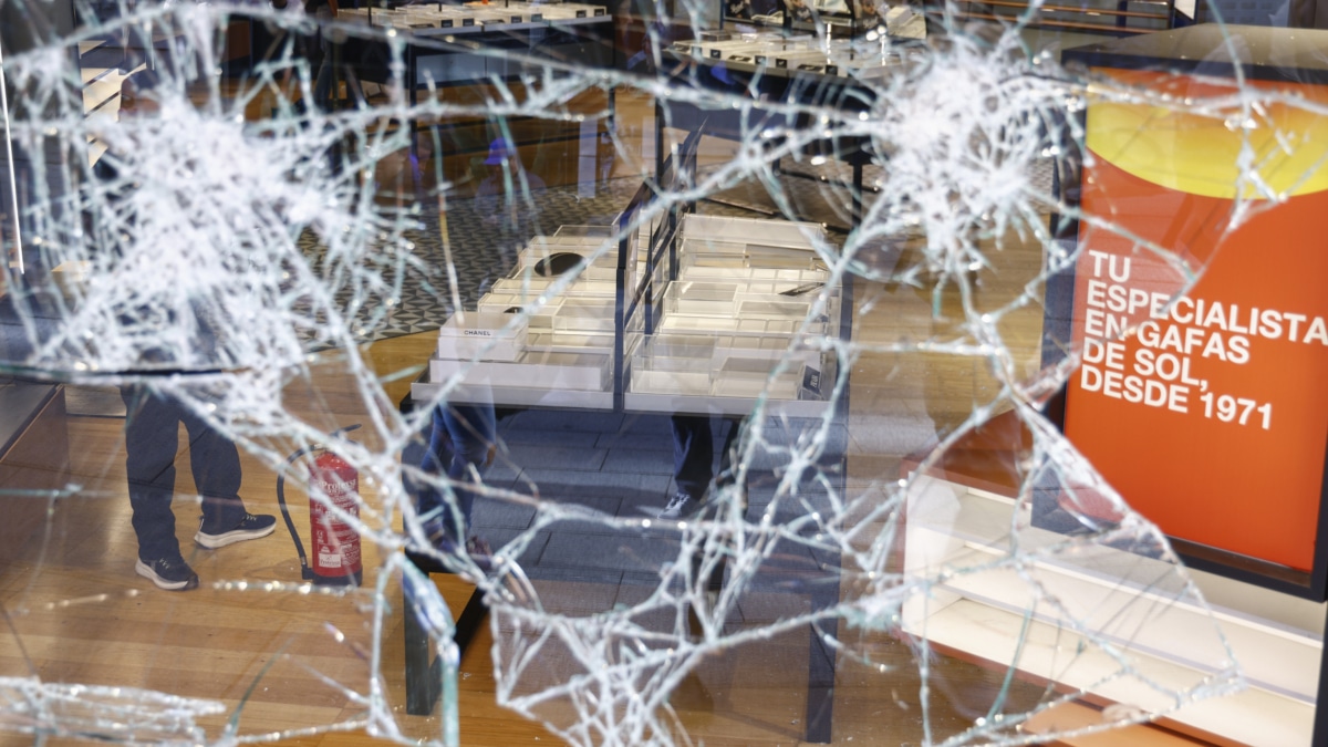 BARCELONA (ESPAÑA), 25/10/2026.- Los disturbios provocados anoche en Barcelona han causado daños en el mobiliario urbano por valor de unos 36.000 euros, han informado a EFE fuentes municipales, que han precisado que esta mañana ha reabierto la estación de Metro de plaza de Cataluña y que las líneas de autobús recuperan progresivamente su frecuencia de paso por la zona. EFE/ Quique García