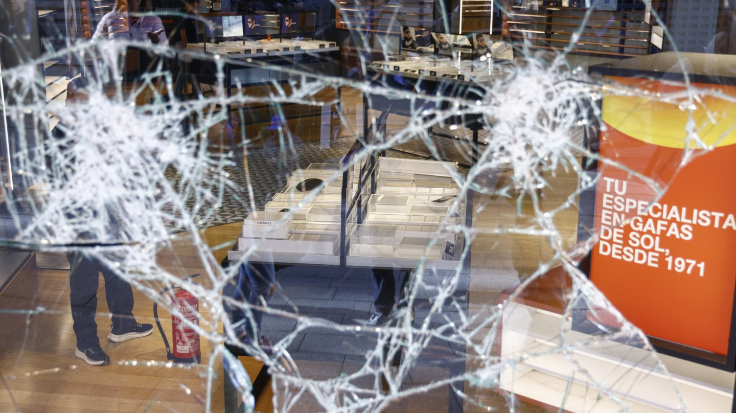 BARCELONA (ESPAÑA), 25/10/2026.- Los disturbios provocados anoche en Barcelona han causado daños en el mobiliario urbano por valor de unos 36.000 euros, han informado a EFE fuentes municipales, que han precisado que esta mañana ha reabierto la estación de Metro de plaza de Cataluña y que las líneas de autobús recuperan progresivamente su frecuencia de paso por la zona. EFE/ Quique García