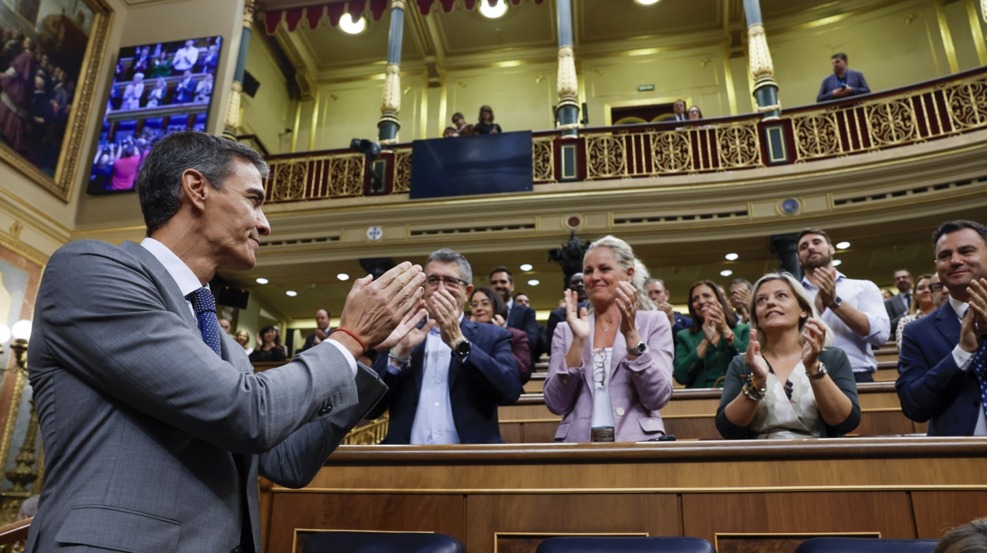 MADRID, 02/10/2026.- El presidente del Gobierno, Pedro Sánchez, aplaude a su llegada al Congreso de los Diputados para el pleno en el que se debate y vota los decretos de vivienda del Gobierno, este viernes. EFE/J.J. Guillén