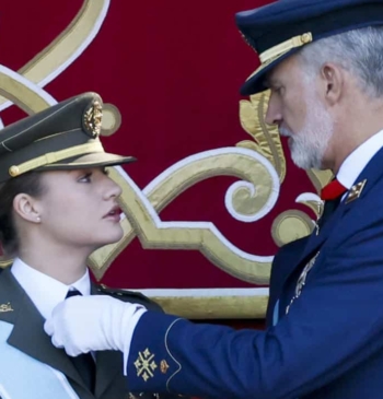 Insultos a Sánchez, 'vivas' a Vivas y el gesto de Illa: así [...]