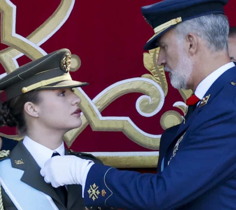 Insultos a Sánchez, 'vivas' a Vivas y el gesto de Illa: así ha sido el desfile del 12 de Octubre