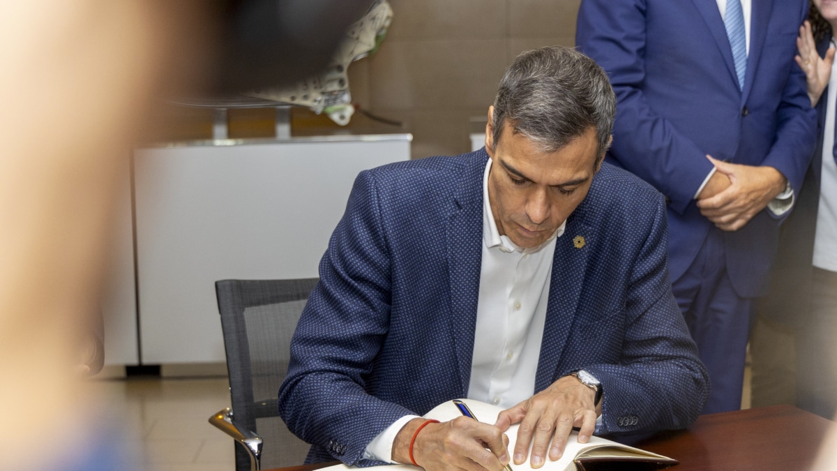VIGO, 01/10/2026.- El presidente del Gobierno, Pedro Sánchez, firma el libro de visitas en la sede de Delta Vigo PTL en Valladares, centro industrial especializado en la fabricación de componentes y sistemas industriales para el sector aeroespacial. EFE/Salvador Sas