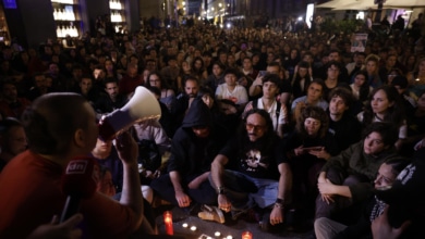 Los acampados de Sol llevan al Congreso su protesta y homenaje a Maricarmen: "No son muertes, son asesinatos"