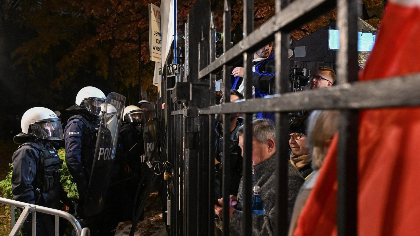 Agentes de Policía vigilan el exterior del Tribunal Constitucional de Polonia tras responder a posibles amenazas de seguridad en Varsovia.