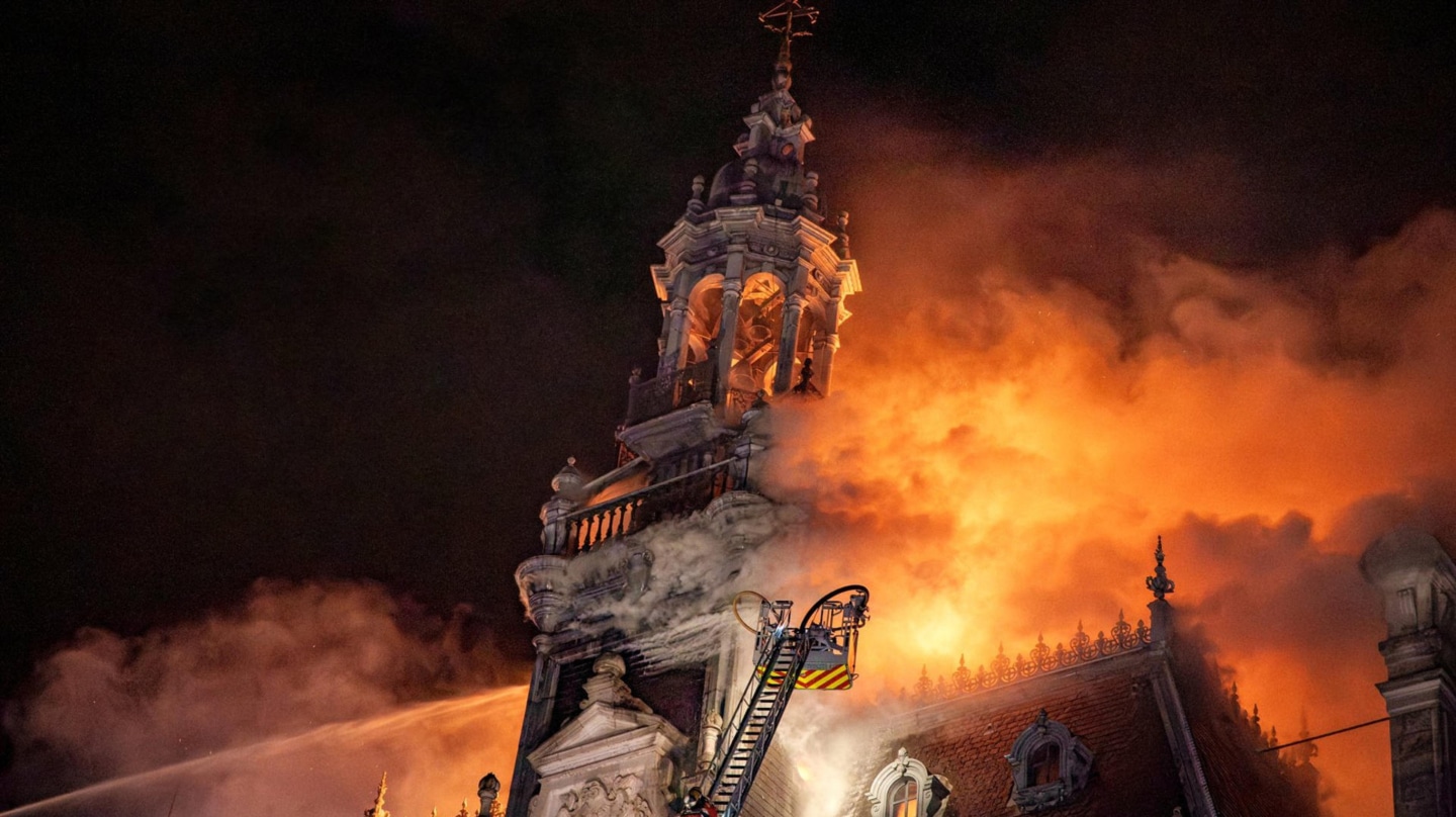 El Ayuntamiento de Limoges, destruido por las llamas.