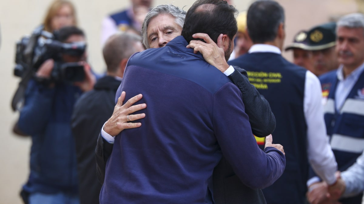 FOTODELDIA TOLEDO, 29/10/2026.- El ministro del Interior, Fernando Grande-Marlaska, abraza al titular de Transportes, Óscar Puente, a su llegada a la reunión del Centro de Coordinación Operativa Integrado (CECOPI) este jueves en Toledo, en el primer día de luto oficial de los tres decretados por el Gobierno por el trágico accidente ferroviario de Urda. EFE/ Ismael Herrero