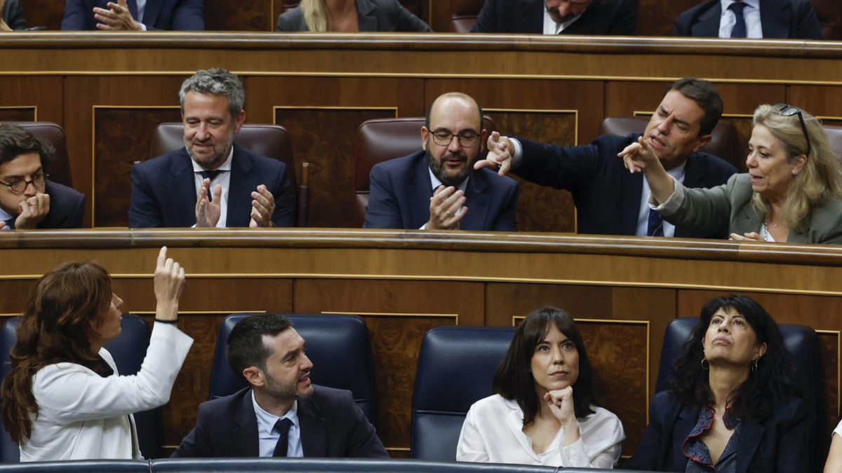 Diputados y ministros discuten tras la caída de los decretos de vivienda.