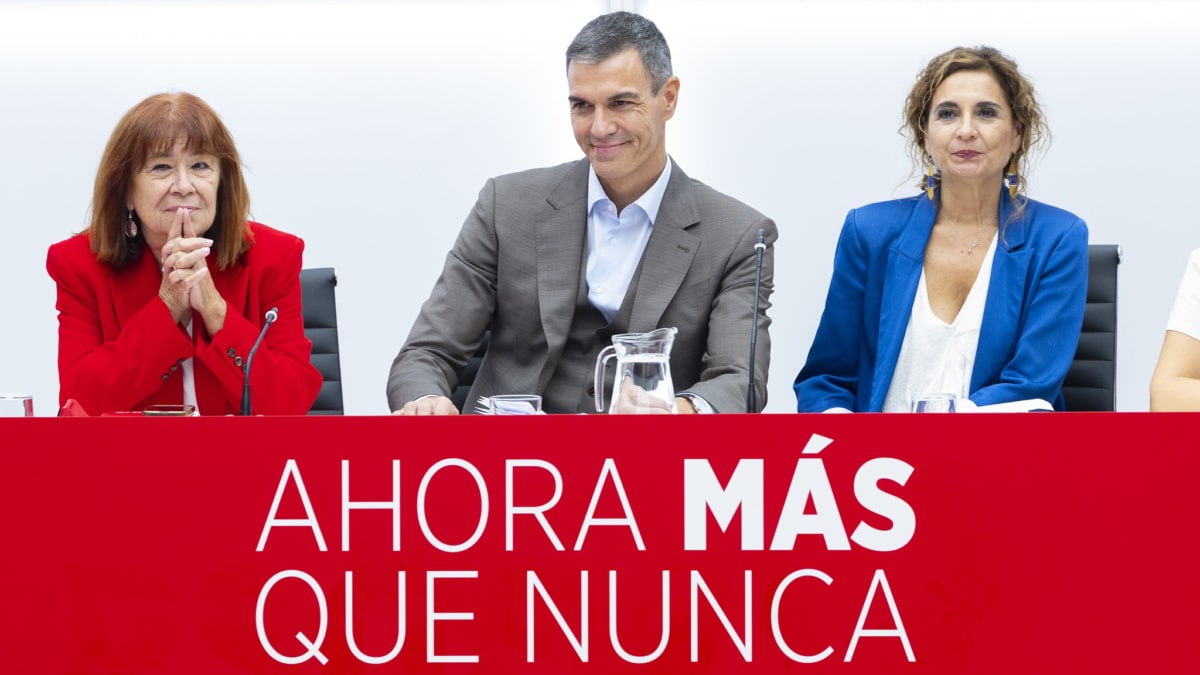 El secretario general del PSOE y presidente del Gobierno, Pedro Sánchez, con la presidenta del partido, Cristina Narbona (i), y la vicesecretaria general, María Jesús Montero (d), durante la reunión de la ejecutiva federal de este 5 de octubre de 2026, en Ferraz.