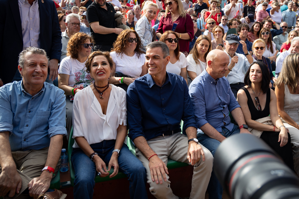 El secretario general del PSOE y presidente del Gobierno, Pedro Sánchez (c), con la líder del partido en Andalucía, María Jesús Montero (2i), y su secretario de Organización regional y alcalde de Dos Hermanas, Paco Rodríguez (2d); el jefe del PSOE sevillano, presidente de la Diputación y regidor de La Rinconada, Javier Fernández de los Ríos (i), y la secretaria de Organización federal, Rebeca Torró (d), este 10 de octubre de 2026 en la localidad nazarena.