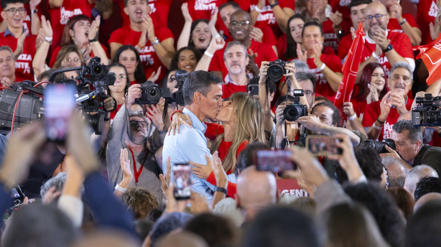 El líder del PSOE y presidente del Gobierno, Pedro Sánchez, besa a su mujer durante su mitin de proclamación como candidato en Fuenlabrada (Madrid) este 17 de octubre de 2026.