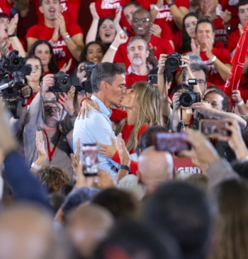Sánchez introduce la emoción en campaña con el beso a su mujer [...]