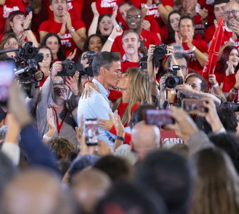 Sánchez introduce la emoción en campaña con el beso a su mujer para activar al máximo a su votante
