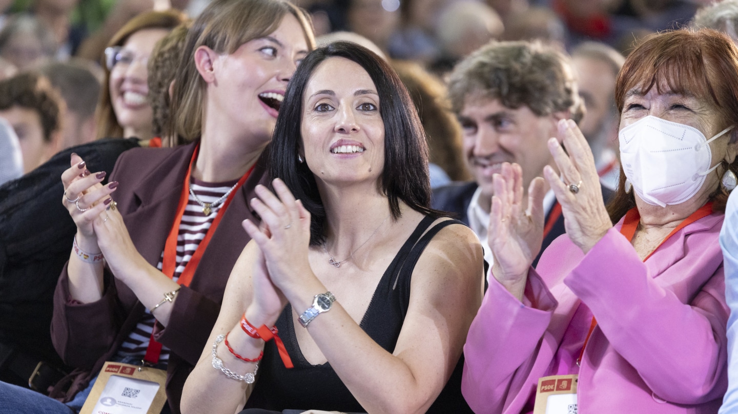 La secretaria de Organización del PSOE y nueva portavoz del partido, Rebeca Torró (c), junto a la presidenta de la formación, Cristina Narbona (d), y la número ocho de la lista por Madrid el 29-N y líder de Juventudes Socialistas de España, Aránzazu Figueroa (i), el pasado 17 de octubre de 2026 en Fuenlabrada.