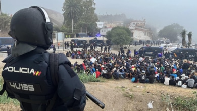 Más de 600 migrantes regresan voluntariamente a Marruecos tras el levantamiento policial de la playa del Trampolín