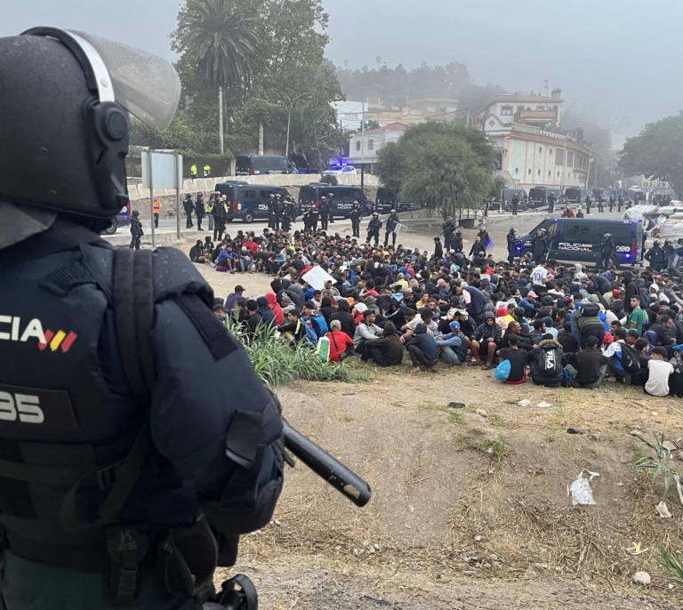 Más de 600 migrantes regresan voluntariamente a Marruecos tras el levantamiento policial de la playa del Trampolín