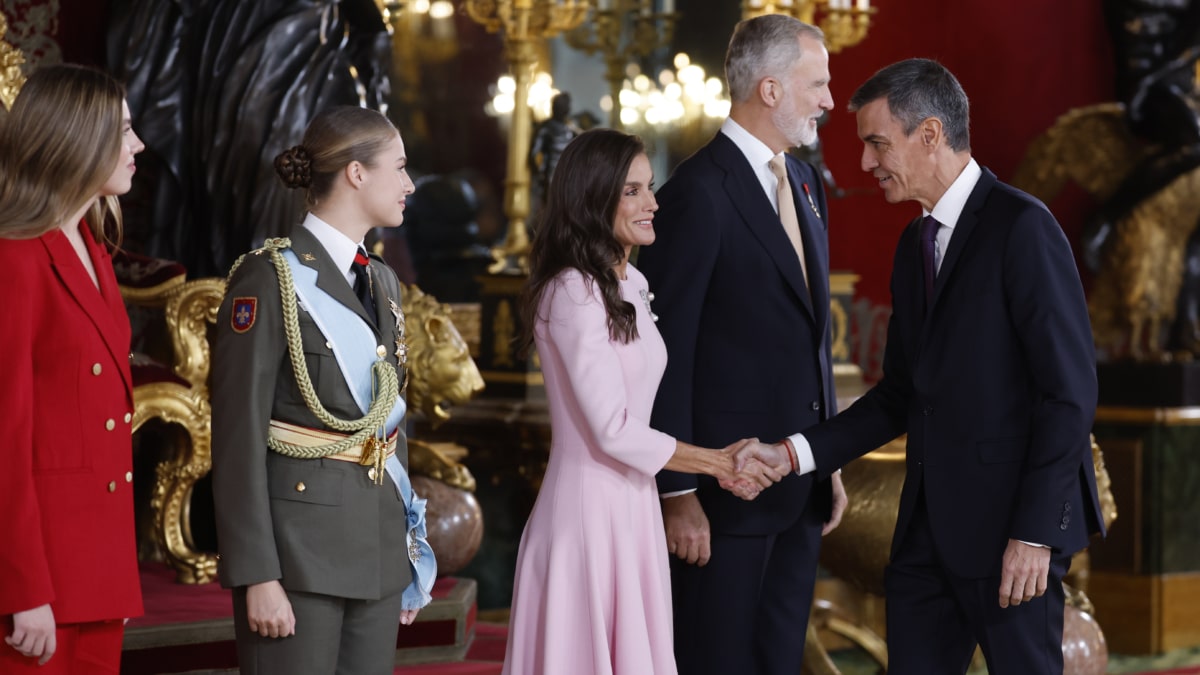 MADRID, 12/10/2026.- La reina Letizia (3i), saluda al presidente del Gobierno, Pedro Sánchez (d), durante el besamanos celebrado en el Palacio Real durante la recepción de la Fiesta Nacional, este lunes, en Madrid. EFE/Mariscal