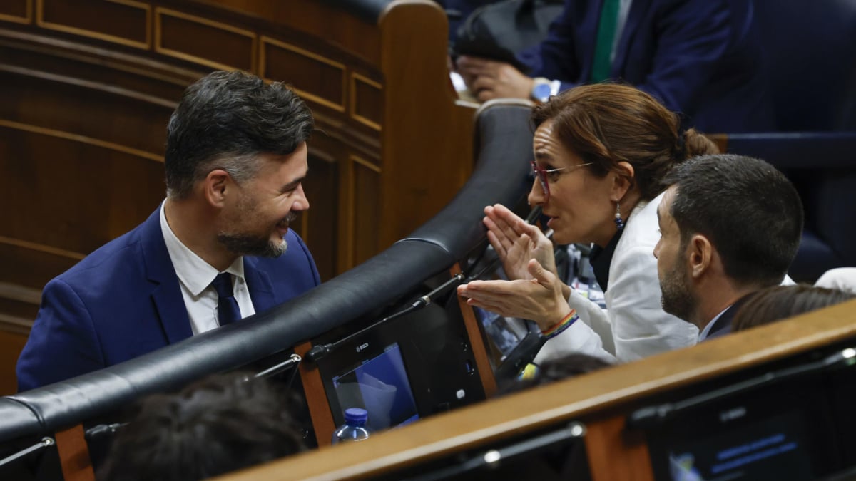 El portavoz de ERC Gabriel Rufián conversa con la ministra de Sanidad, Mónica García en el Congreso.