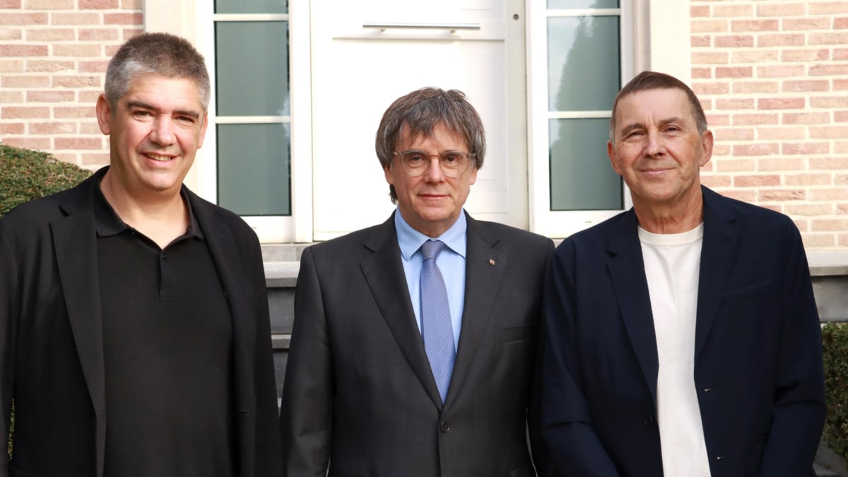 El expresident catalán Carles Puigdemont (c) posa junto al el secretario general de EH Bildu, Arnaldo Otegi (d), y el secretario de Relaciones Políticas Gorka Elejabarrieta