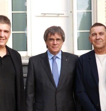 Puigdemont reaparece para denunciar una campaña "para convertir a los siete diputados [...]