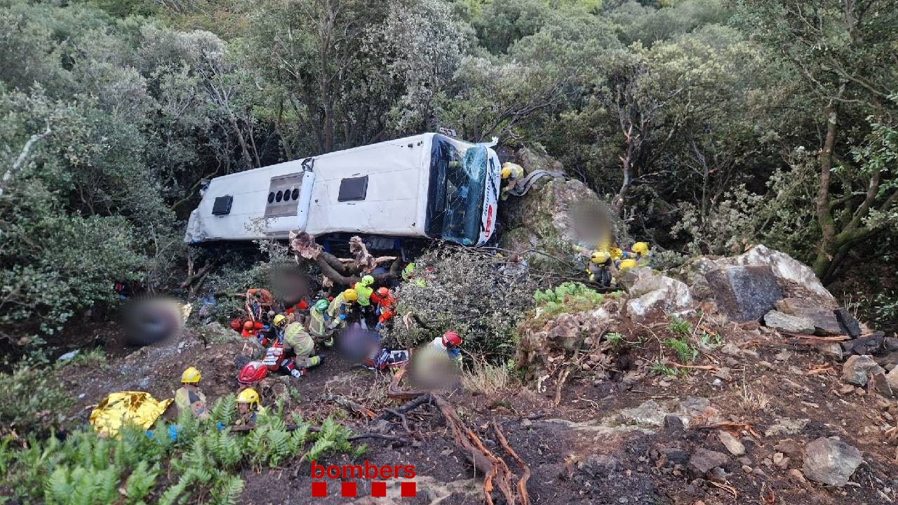Imagen tomada por Bomberos de Cataluña del accidente que se ha producido este domingo en el término municipal de Fogars de Montclús.