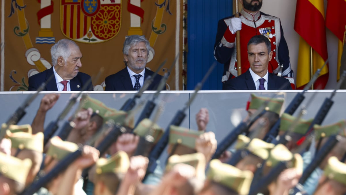 MADRID, 12/10/2026.- (De i a d, al fondo) El presidente del Tribunal Constitucional, Cándido Conde-Pumpido; el ministro del Interior Fernando Grande-Marlaska, y el presidente del Gobierno, Pedro Sánchez, durante el tradicional desfile militar por las calles del centro de Madrid en el que participan casi 4.400 militares, 144 vehículos, 39 motos, 50 aviones y 32 helicópteros, este lunes Día de la Fiesta Nacional. EFE/Daniel González