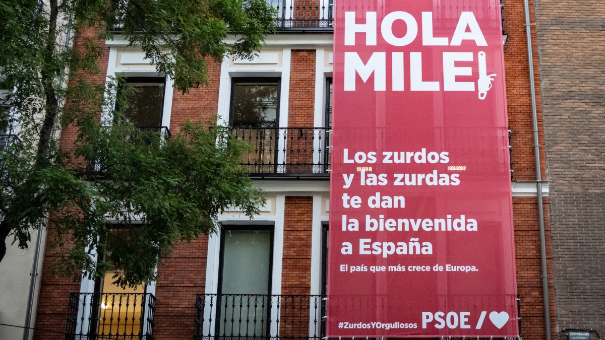 MADRID (ESPAÑA), 21/10/2026.- El PSOE ha desplegado una lona en la fachada de su sede madrileña de la calle de Ferraz para recibir al presidente de Argentina, Javier Milei, de visita en España, en la que los socialistas muestran su orgullo de ser "zurdos". "Hola Milei. Los zurdos y las zurdas te dan la bienvenida a España. El país que más crece de Europa", se puede leer en letras blancas y fondo rojo, donde la segunda 'i' del apellido del mandatario tiene forma de motosierra. EFE/PSOE - SOLO USO EDITORIAL/SOLO DISPONIBLE PARA ILUSTRAR LA NOTICIA QUE ACOMPAÑA (CRÉDITO OBLIGATORIO)