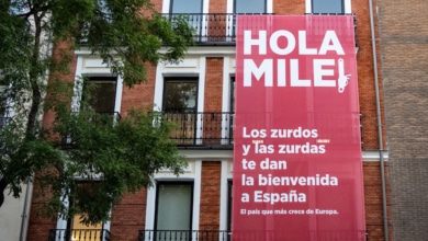 Sánchez recibe con un "soy zurdo a mucha honra" a Milei, que le llama "impresentable dictador"
