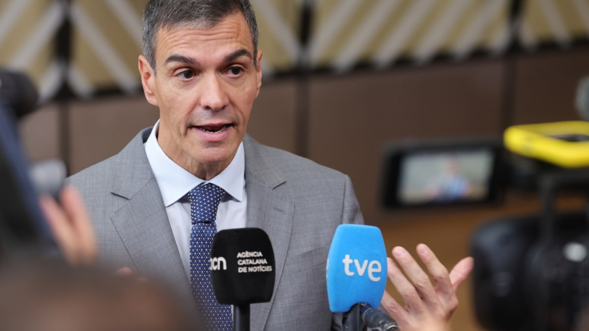 BRUSSELS (Belgium), 15/10/2026.- Spanish Prime Minister Pedro Sanchez speaks to the media as he arrives for a European Council summit in Brussels, Belgium, 15 October 2026. European Union (EU) heads of state and government are meeting for a two-day summit on 15 and 16 October 2026 focusing on European competitiveness and energy prices, the EU's long-term budget for 2028-2034, continued support for Ukraine, European security and defence, migration, enlargement and reforms, and developments in the Middle East. (Bélgica, Ucrania, Bruselas) EFE/EPA/OLIVIER MATTHYS