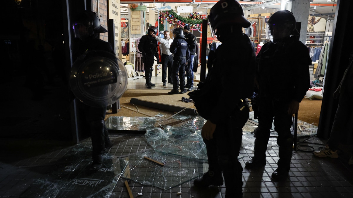 Los Mossos ante una tienda saqueada en el centro de Barcelona.