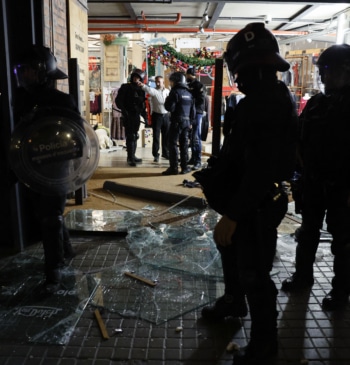 Las imágenes de los saqueos de tiendas en los disturbios de Barcelona
