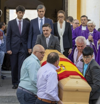 Fátima Báñez recibe el último adiós de su pueblo en un funeral [...]