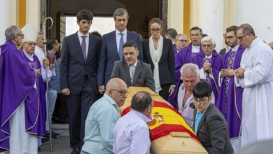 Fátima Báñez recibe el último adiós de su pueblo en un funeral multitudinario