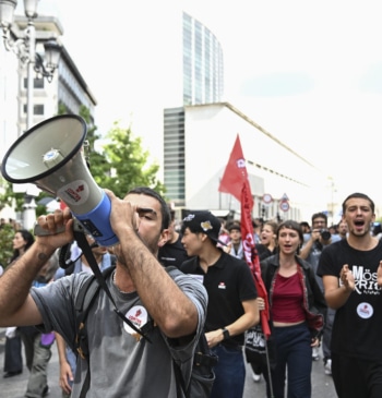 “Estamos gobernados por los buitres”: los manifestantes protestan tras el rechazo de [...]