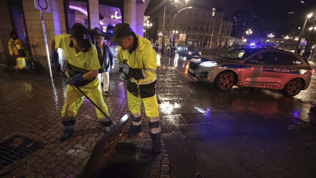 Operarios comprueban el sistema de alcantarillado en Bilbao.